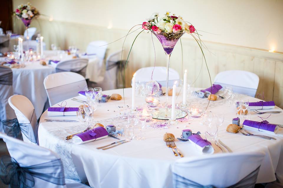 décoration de salle, table, voiture, bouquet mariée